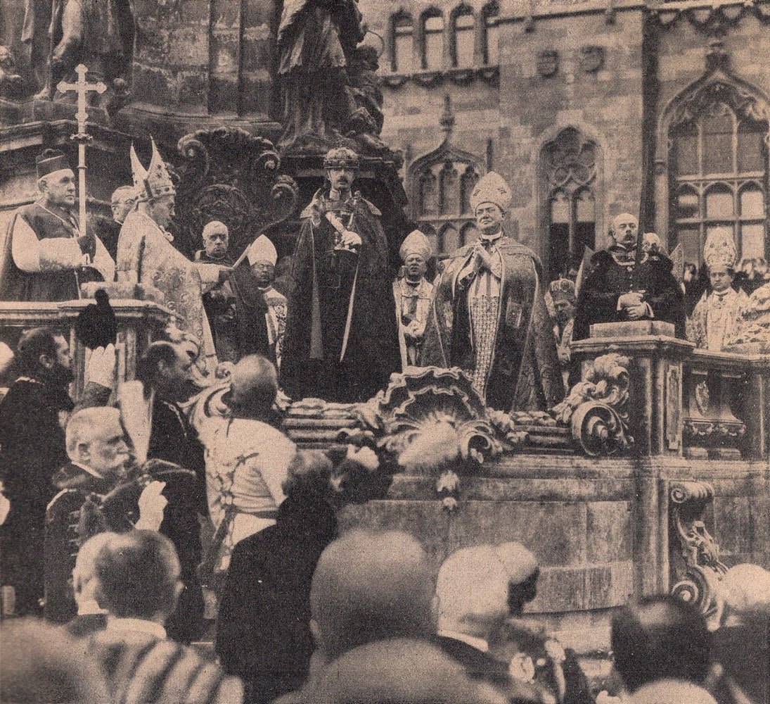 From the coronation of Emperor Carl as King of Hungary: The oath on the Holy Trinity Column square in front of the Matthias Church in Budapest. December 30, 1916
